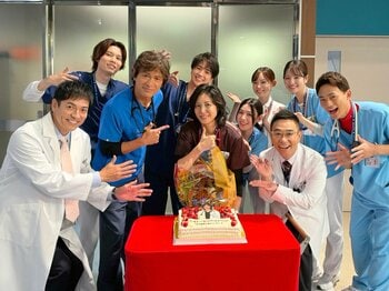 「53歳ってシンジラレナイ」松嶋菜々子のバースデーオフショットにSNS驚き！「美しすぎる」キャストの空気感の良さにも反響『救命病棟24時』