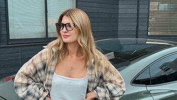 マギー ドイツ高級車とのエレガントさ漂うツーショットを披露！スラリとした美脚＆はじける笑顔でドライブを報告