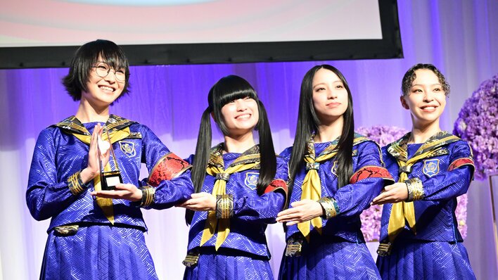 新しい学校のリーダーズ 光沢感のある明るいセーラー服姿・ゴールドのスカーフで登場！【第54回 ベストドレッサー賞】