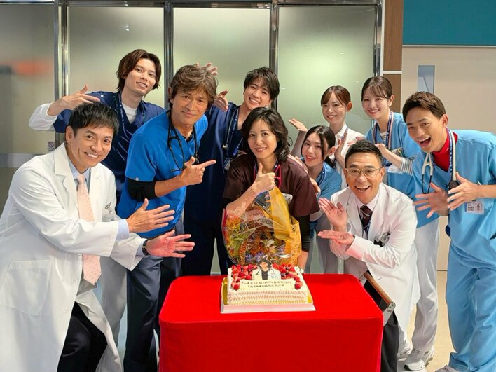 「53歳ってシンジラレナイ」松嶋菜々子のバースデーオフショットにSNS驚き！「美しすぎる」キャストの空気感の良さにも反響『救命病棟24時』