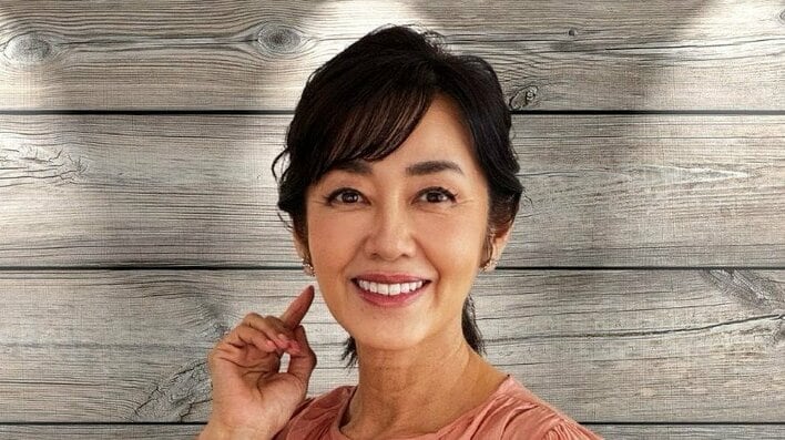 「天井スレスレ」早見優 自宅の大きなクリスマスツリー披露！白基調の空間にきらびやかでゴージャスなツリーに「綺麗ですね」「デカっ」