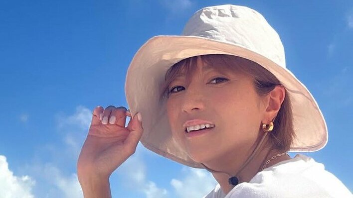 4児の母・hitomi 家族で宮古島旅行を満喫！“美脚”際立つ姿や「おそろいコーデかわいい」と反響の子どもたちの写真も