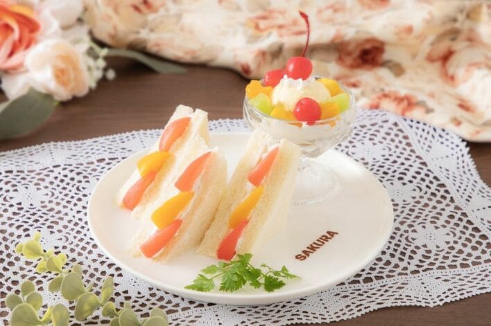 LE SSERAFIMのカフェが期間限定オープン！パフェなどのメニュー
