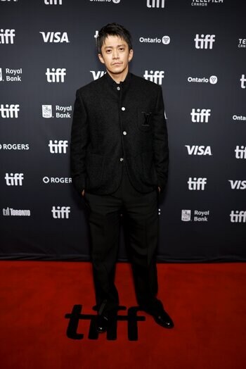【ルイ・ヴィトン】小栗旬、第51回トロント国際映画祭にルイ・ヴィトンを着用