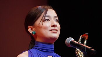「自分は無口で、すぐ泣く人間でした」尾野真千子、新人賞2人へのメッセージ