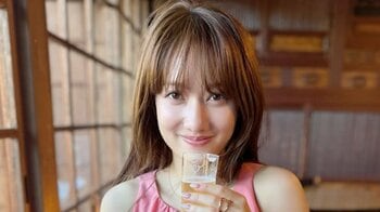 「美味しそうに飲むねぇ」谷まりあ ビールぐびぐびショット公開！ショッキングピンクのノースリーブワンピ姿で乾杯「いい顔！」
