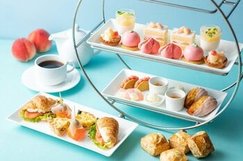 タルトや杏仁、ショートケーキやピンチョスまで多彩な味わいを3段スタンドで。桃のやさしい甘みが広がる、夏限定のご褒美アフヌン「ピーチアフタヌーンティー」～小田急ホテルセンチュリーサザンタワー～