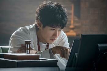 水深40センチの池で溺れた！？真澄（ディーン・フジオカ）が解き明かす青年の不審死に隠された悲しい真実＜『LOVED ONE』第1話完全版＞