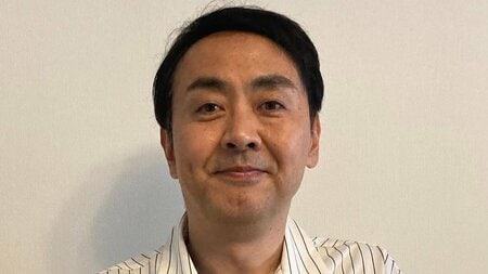 「手足長い」アンガールズ田中 生後2ヵ月の大きくなった長男を優しく抱っこ！“デレデレ”な笑顔で我が子を抱いたほっこり親子ショットに「すっかりパパの顔」