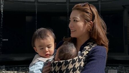 井戸田潤の妻・蜂谷晏海 1歳長男が生後2ヵ月次男を楽しませる姿公開！キラキラした笑顔を浮かべる様子に「かわいい」とファンほっこり