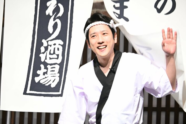 二宮和也「嵐のコンサートのリハも始まって･･･」ハチマキ＆前掛けの大将スタイルで登場！レモンサワー＆タコハイのダブル乾杯でご満悦の表情に会場から笑いも 