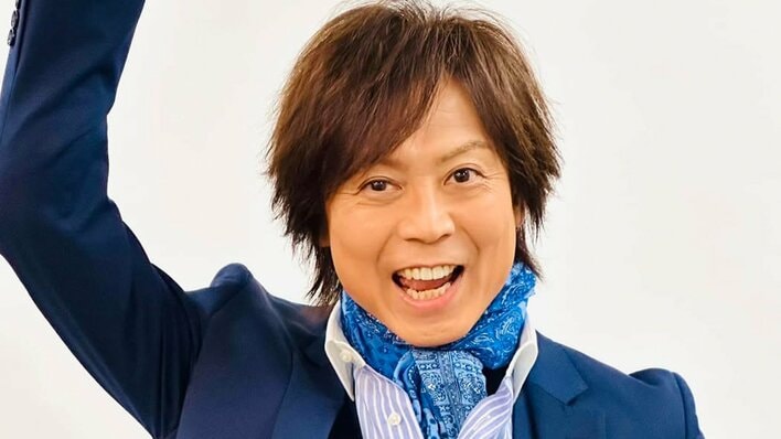 つんく♂『劇場版「鬼滅の刃」』鑑賞で「号泣なう」ハワイ公開初日に家族で映画館へ！英題ポスターの前で満足げな顔に「最高ですね」