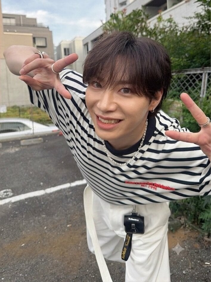 脚長っ！」SHOW-WA塩田将己 爽やかなマリンコーデを披露！ピースや