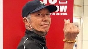 「室井さーーん！」柳葉敏郎の胸熱“ツーショット”に「1番の最強バディ」と大反響！お茶目な指ハートの背後で立っているのは…？