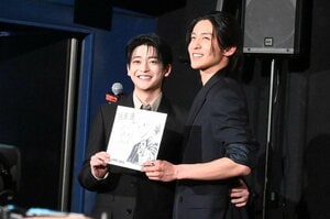 目黒蓮 原作者からのサプライズに「めっちゃうれしい！どうやってカナダに持って行こう」と感激！映画『SAKAMOTO DAYS』