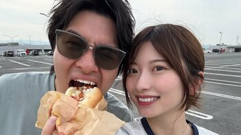 「青春を感じる！」華金カップル コストコ大満喫の無邪気ショット公開！愛車でホットドッグを頬張るもぐもぐ姿に「憧れの夫婦」