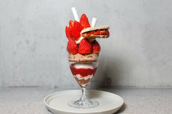 Minimalより、冬限定の苺パフェが登場。パティシエが目の前で仕上げる、ライブ感あふれるカウンターデセール。旬の甘酸っぱい苺とチョコレートを存分に味わえる冬パフェ