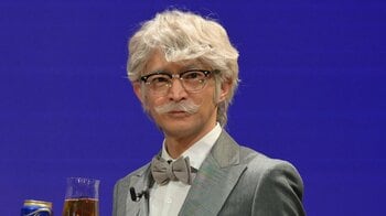 津田健次郎が“ヒデじい”に変身！シルバーヘアと蝶ネクタイで登場し、広瀬すずらに「さくらさん、穂波さん、ぼっちゃま」と“イケボ”で呼びかけ