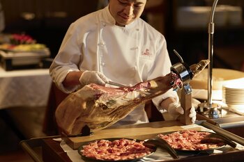 【ロウリーズ・ザ・プライムリブ】新年を華やかに迎える特別な3日間「プレミアムランチビュッフェ」開催