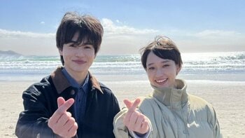 【海が似合いすぎる】白本彩奈と“謎の青年”西垣匠のさわやか2ショットにSNS「キュン♡」わんこと戯れるオフショも！『続・続・最後から二番目の恋』
