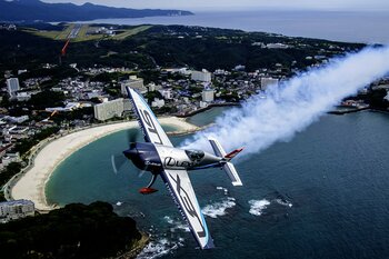 和歌山・白良浜でエアショー開催｜エアレース世界選手権 優勝パイロット・室屋義秀が2026年初フライトを披露！（4月25日）