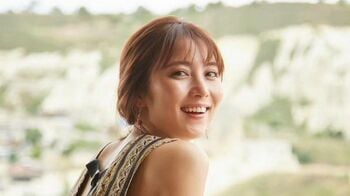 石川恋 ビキニ姿など写真集オフショット公開！トルコの街並みでの振り向き姿や熱気球ではしゃぐ様子も 31歳誕生日を報告