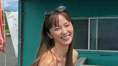 腹筋健在ですごい」Dream Ami ビキニ姿で美スタイルを披露！海の家で