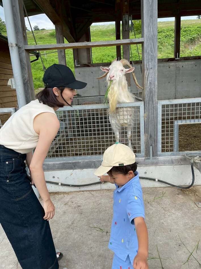 【画像13枚】橋本マナミ 2人の子供を連れた自然満喫ショットを見る