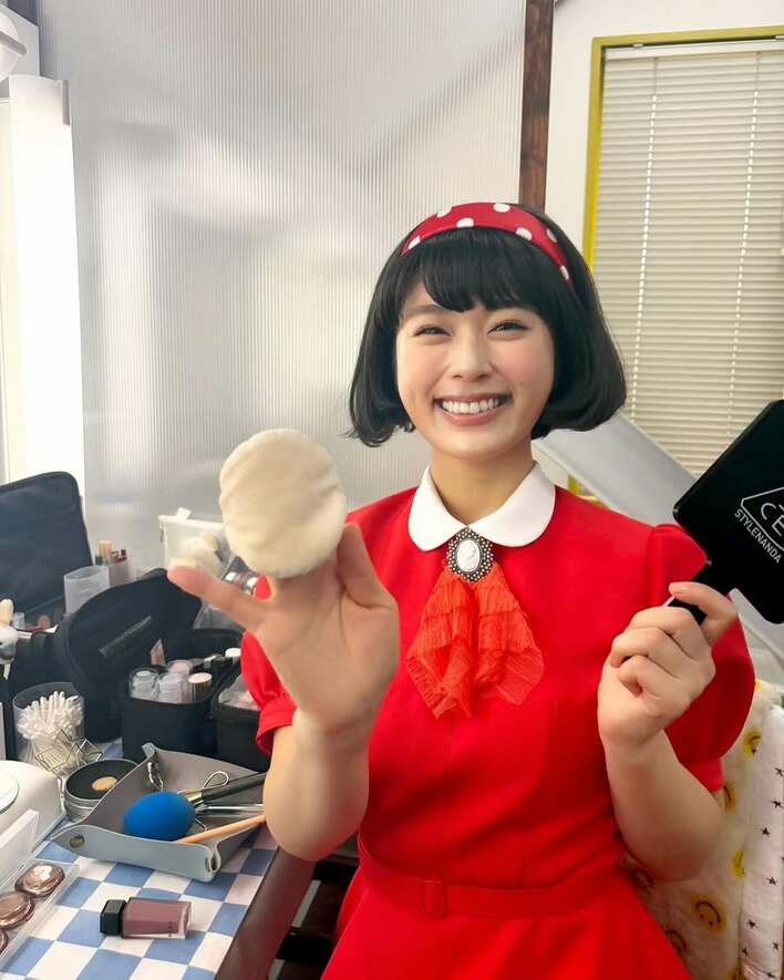 別人に見える」渋谷凪咲 黒髪ボブ＆水玉ヘアバンドの“レトロな姿”披露