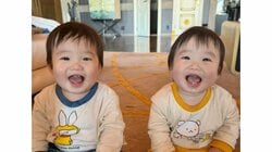 【生後10ヵ月】双子兄が弟のお尻をギュッ！“最高の枕”にしがみついて眠る姿に「キュンキュンがとまらない！」「何回も見ちゃいます」【激かわキッズ奇跡の瞬間】