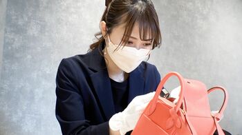 「コメ兵」鑑定士・小上馬舞に『セブンルール』が密着