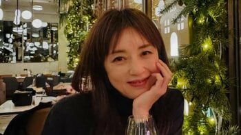 高岡早紀(53) 透け感あふれる膝上ミニ丈コーデを披露！美スタイル際立つ黒ワンピ姿に反響「似合う♡」「相変わらずおきれい」