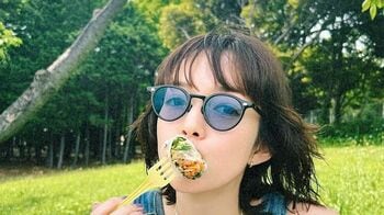 佐藤栞里 ピクニックでのもぐもぐショット公開に「キュンキュンするくらい可愛い」 シャボン玉で遊ぶ姿も