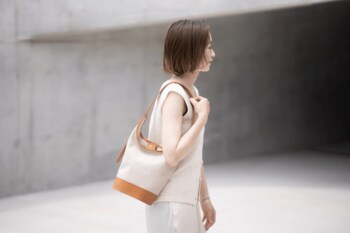 カワニシカバンの新ライン”Chicシリーズ”から第1弾。帆布×レザーによる軽やかで上品なワンハンドルバッグ「Carly」を発売── YouTube登録者15万人の香川発・バッグブランド