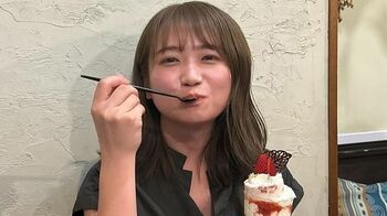 秋元真夏　クリームを口につけた“あざとかわいい”ショットを披露！顔が赤くなったほろ酔い姿も