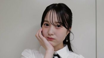 「めっちゃ脚なが！」本田紗来 白ブラウス×ミニ丈スカート姿披露！美脚際立つショットに「ねえスタイル良すぎないーー？」