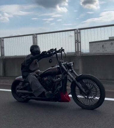 Da－iCE・花村想太 “愛車”のハーレーで出勤！？フルカスタムの
