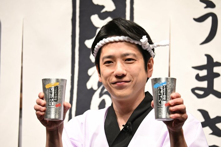 二宮和也「嵐のコンサートのリハも始まって･･･」ハチマキ＆前掛けの大将スタイルで登場！レモンサワー＆タコハイのダブル乾杯でご満悦の表情に会場から笑いも 