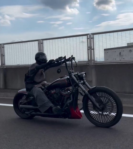 Da－iCE・花村想太 “愛車”のハーレーで出勤！？フルカスタムの