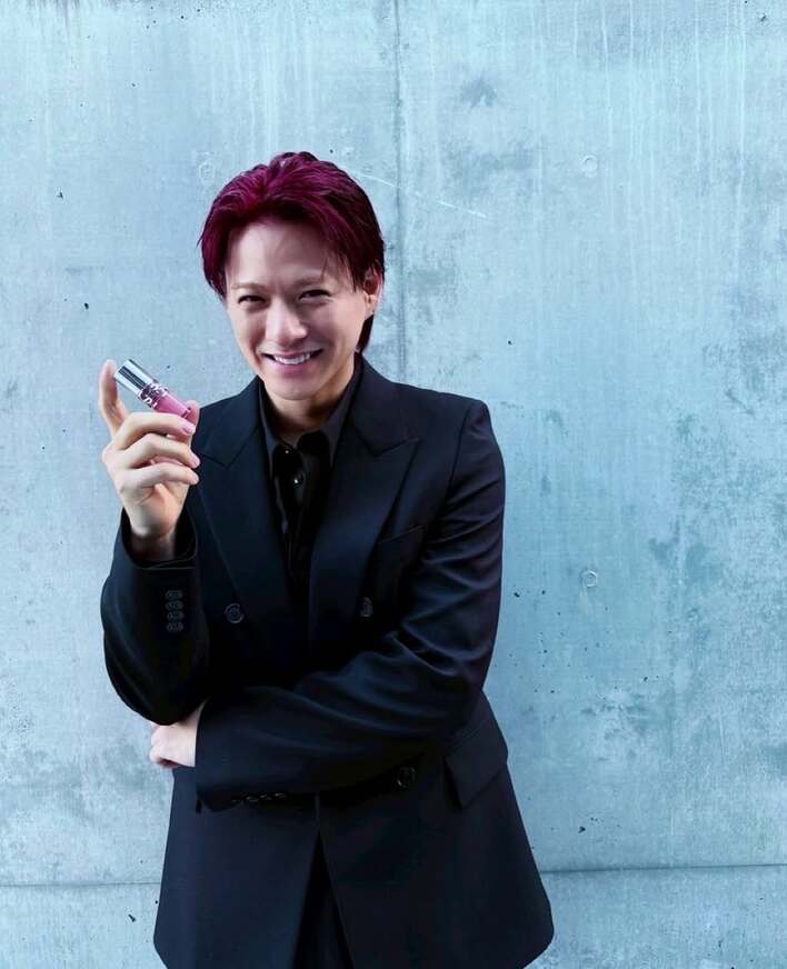 平野紫耀　公式写真 はい、恋♡」平野紫耀 赤髪×黒スーツの“バチイケ”ショット披露！ふと