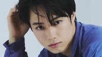 「思ってたより不審者」“想像を遥かに上回る”怪しい姿にファン驚愕！夏生大湖 帽子・メガネ・マスクの黒×赤お祭りショットに「笑っちゃった」