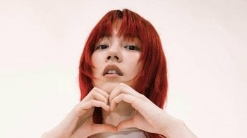 「完全にジョヴォヴィッチ」のん 赤髪の白ニットドレス姿を披露！セクシーにハートポーズ「攻めるねぇ」「最高にかっこいい」