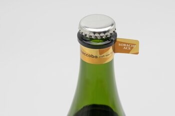 福島の酒蔵 haccobaの定番酒「はなうたホップス」。サッポロビールの契約ホップ生産者の畑でとれたソラチエースホップを使用した特別バージョンを、9月19日より発売。