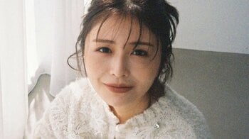 「美しすぎて泣く」長濱ねる“マシュマロの妖精”テーマに真っ白モコモコ姿のオフショット披露！ボリューム感あるドレス衣装でアンニュイ表情も