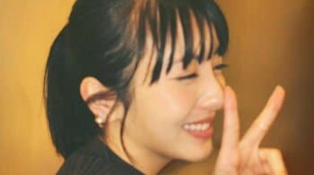 浜辺美波 25歳の誕生日を親友撮影の自然体ショットで報告！「今年も元気に焼肉の日を」ファンに感謝つづる