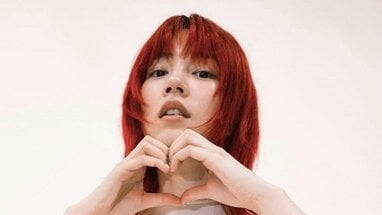 完全にジョヴォヴィッチ」のん 赤髪の白ニットドレス姿を披露