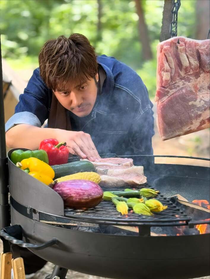 スパイスの数すごい」速水もこみち キャンプの域を超えた本格的な料理