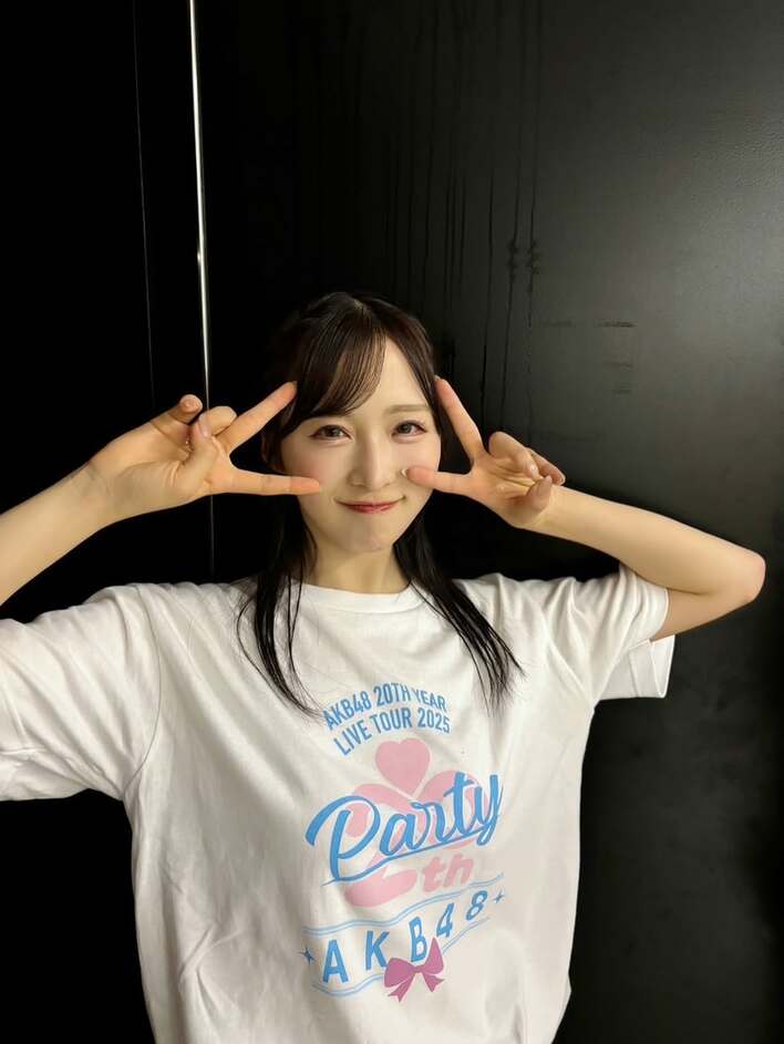美女神すぎる」小栗有以 新衣装はAKB48王道 赤チェックのミニスカ衣装