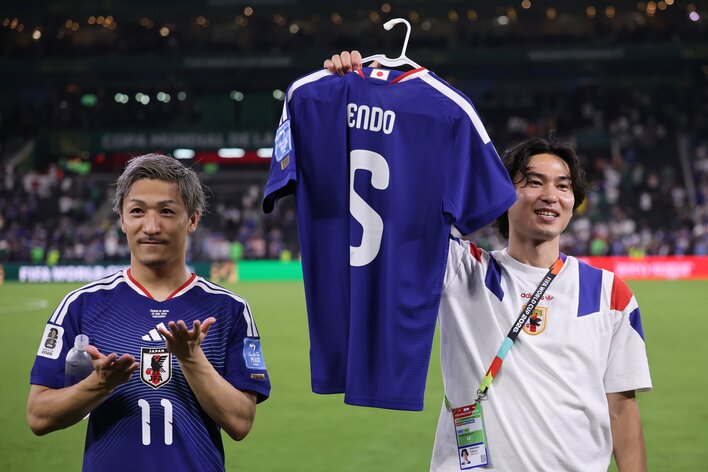 元日本代表キャプテン・吉田麻也がピッチで掲げた“あるもの”に反響