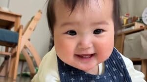生後11ヵ月赤ちゃんのアイドル級“ファンサ”にメロメロ！「はーいっ！」名前を呼ばれてお手々をピーン！可愛すぎるお返事に「無限ループ」【激かわキッズ奇跡の瞬間】